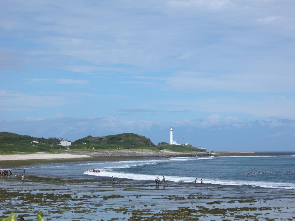 綠島北岸：珊瑚礁海岸與遠方燈塔