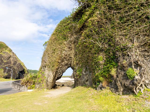 綠島海岸：海蝕拱岩
