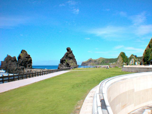 綠島海岸：岸邊的奇岩