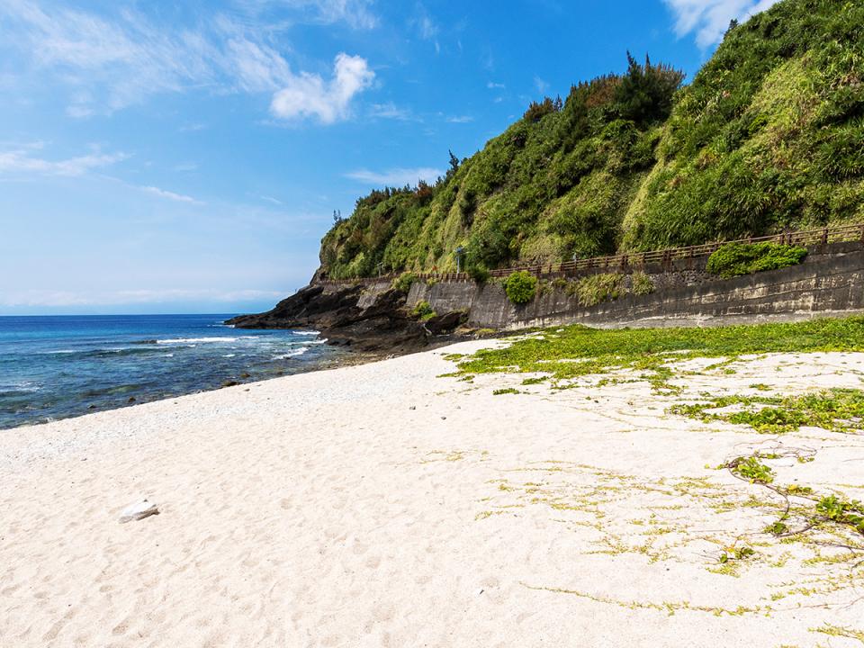 綠島海岸：白色沙灘與海灣