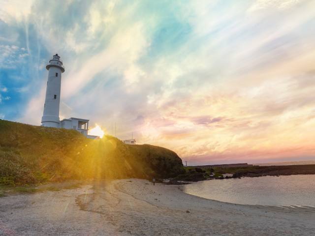 綠島燈塔：夕陽下的燈塔