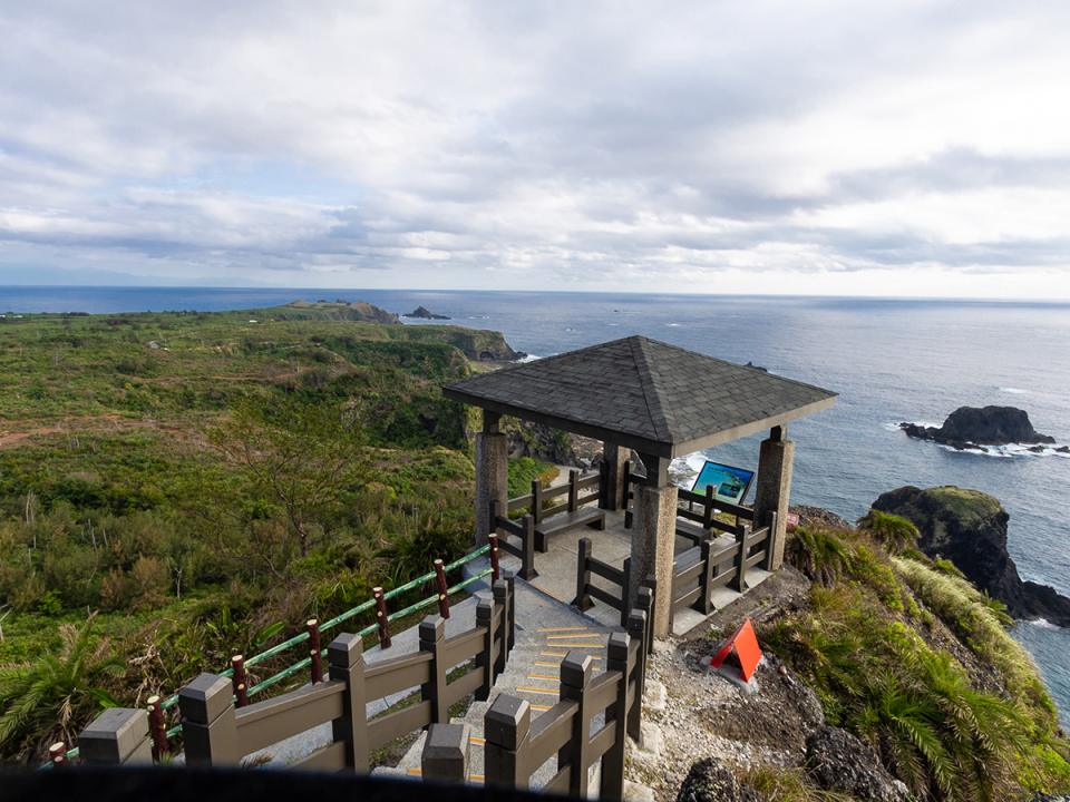 小長城:山稜上的涼亭與木棧道